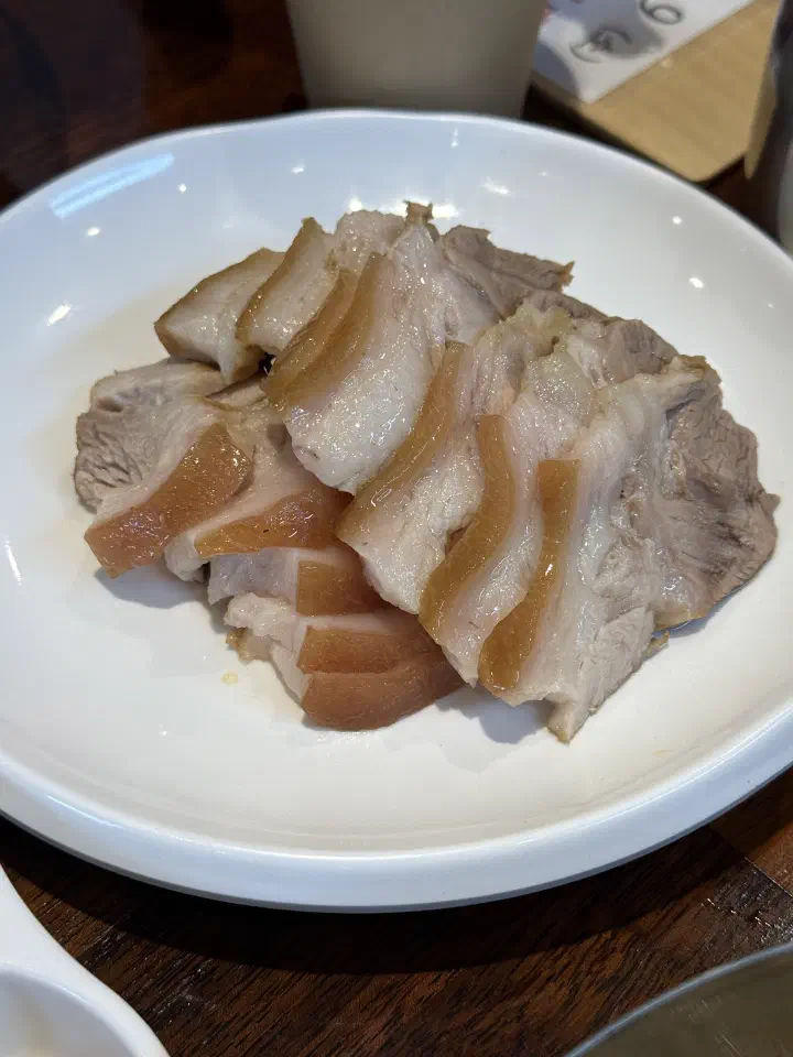 Plate of thinly sliced domestic pork suyuk served at Gogiri Makguksu
