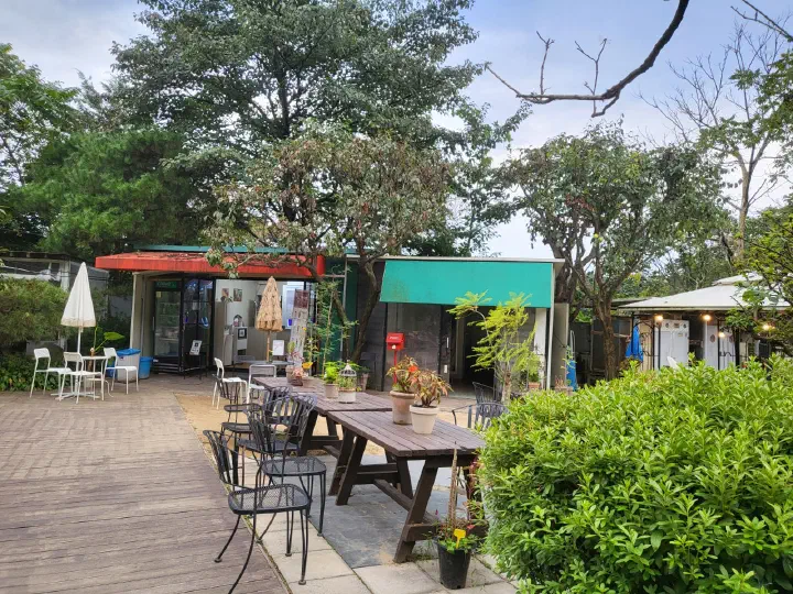 Garden courtyard at Sansarang