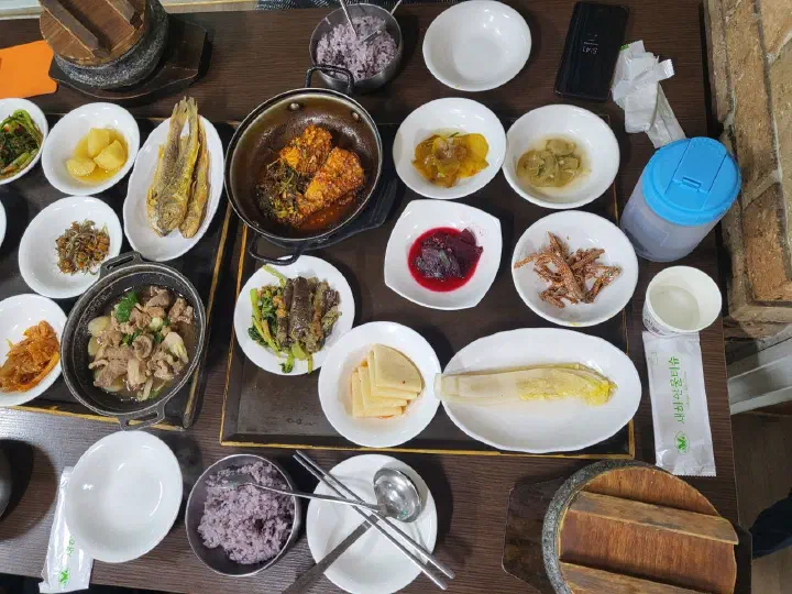 산사랑정식 한 상 가득 차림