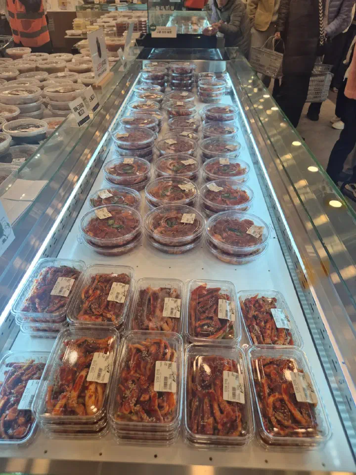 The side-dish shop displays at Sangango