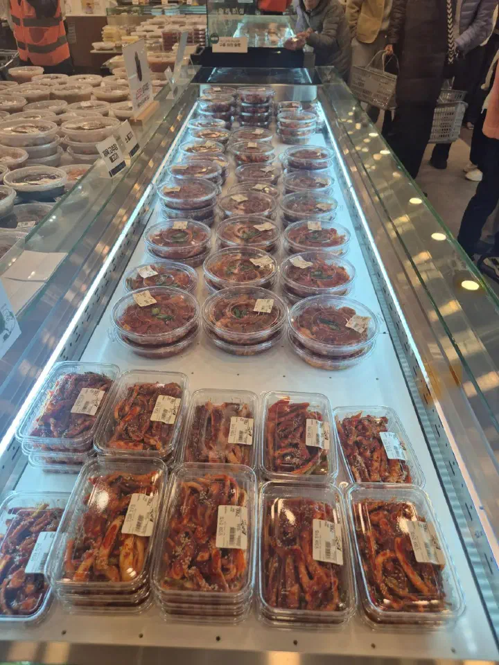 산으로간고등어 반찬가게 진열대
