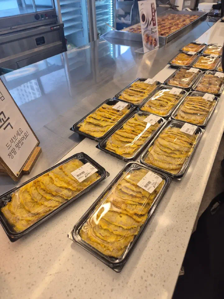 산으로간고등어 반찬가게 반찬 코너