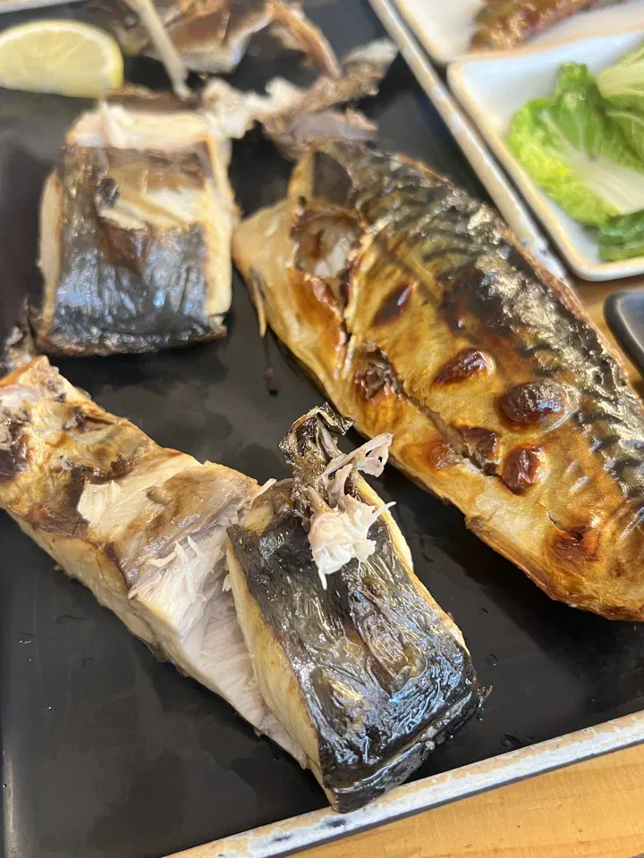 산으로간고등어 생선구이 살결 클로즈업