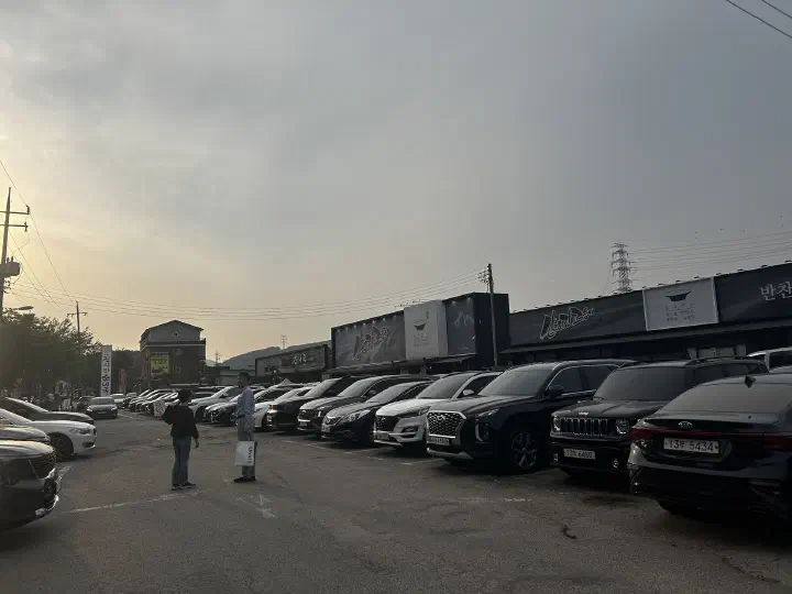 산으로간고등어 넓은 매장 앞 주차장