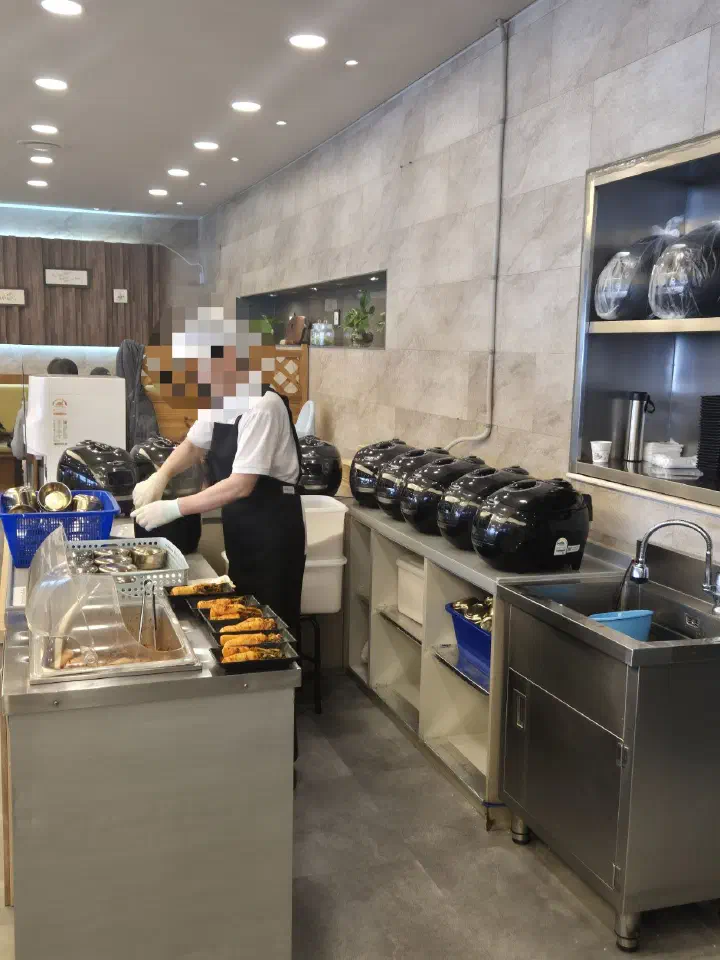 산으로간고등어 반찬 셀프바
