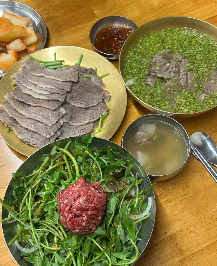 A full Neungdong Minari table spread with minari gomtang, boiled beef and yukhoe bibimbap