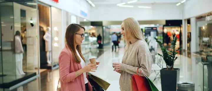 쇼핑몰에서 커피를 마시며 대화하는 두 사람의 신뢰와 인간관계