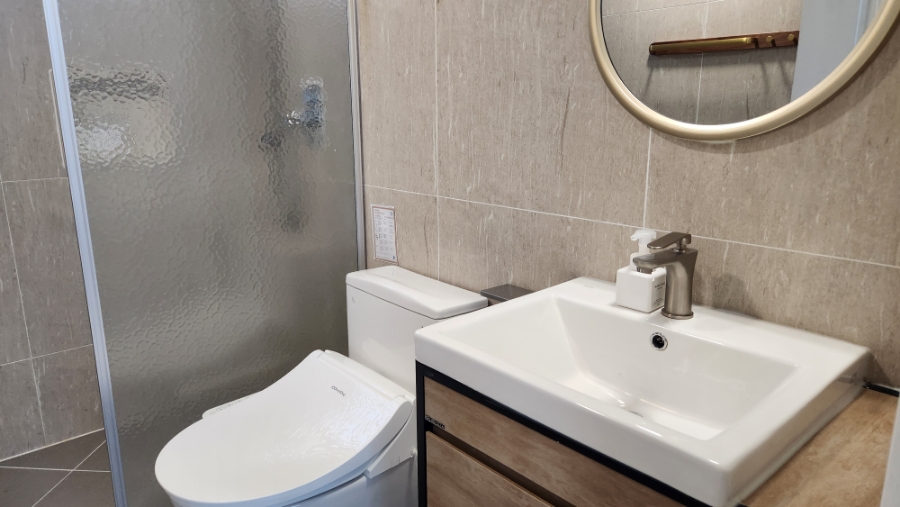 Bathroom vanity and amenities at Villa de Himmel