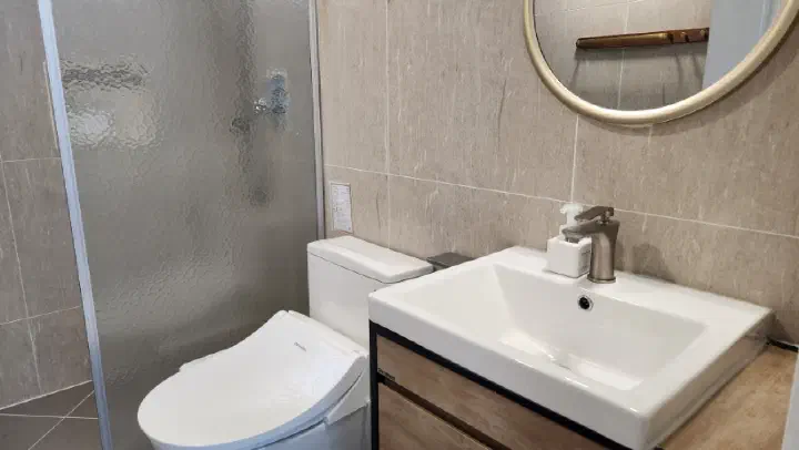 Bathroom vanity and amenities at Villa de Himmel