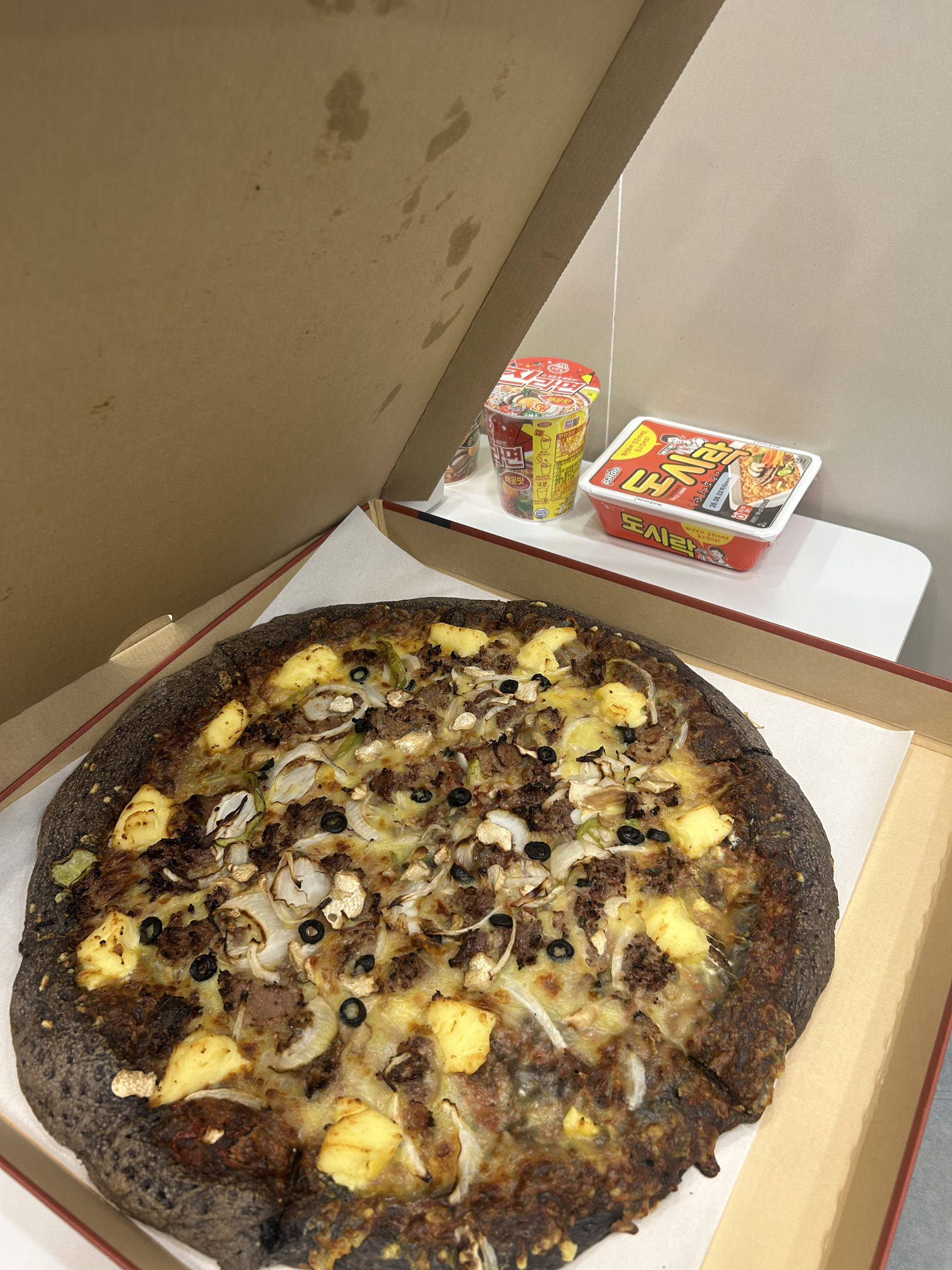 Bulgogi pizza for a family dinner at Villa de Himmel