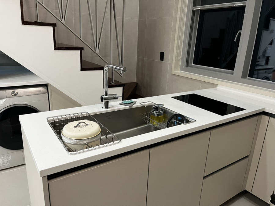 Induction cooktop and clean kitchen in the Villa de Himmel suite