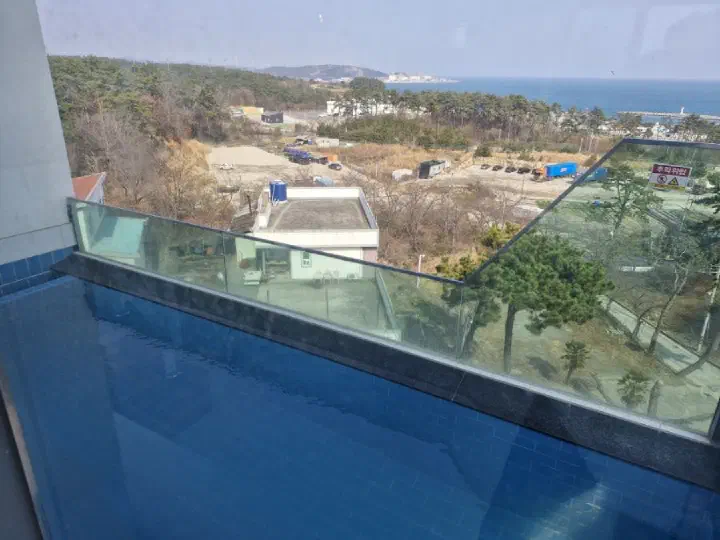 객실 개별 풀에서 바라본 기장 오션뷰