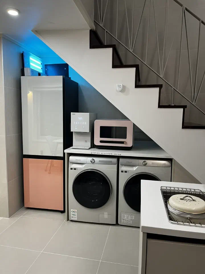 Water purifier, fridge, and laundry area inside the Villa de Himmel room