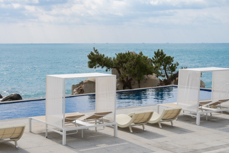 Infinity pool with sunbeds - year-round heated pool at Ocean Bliss