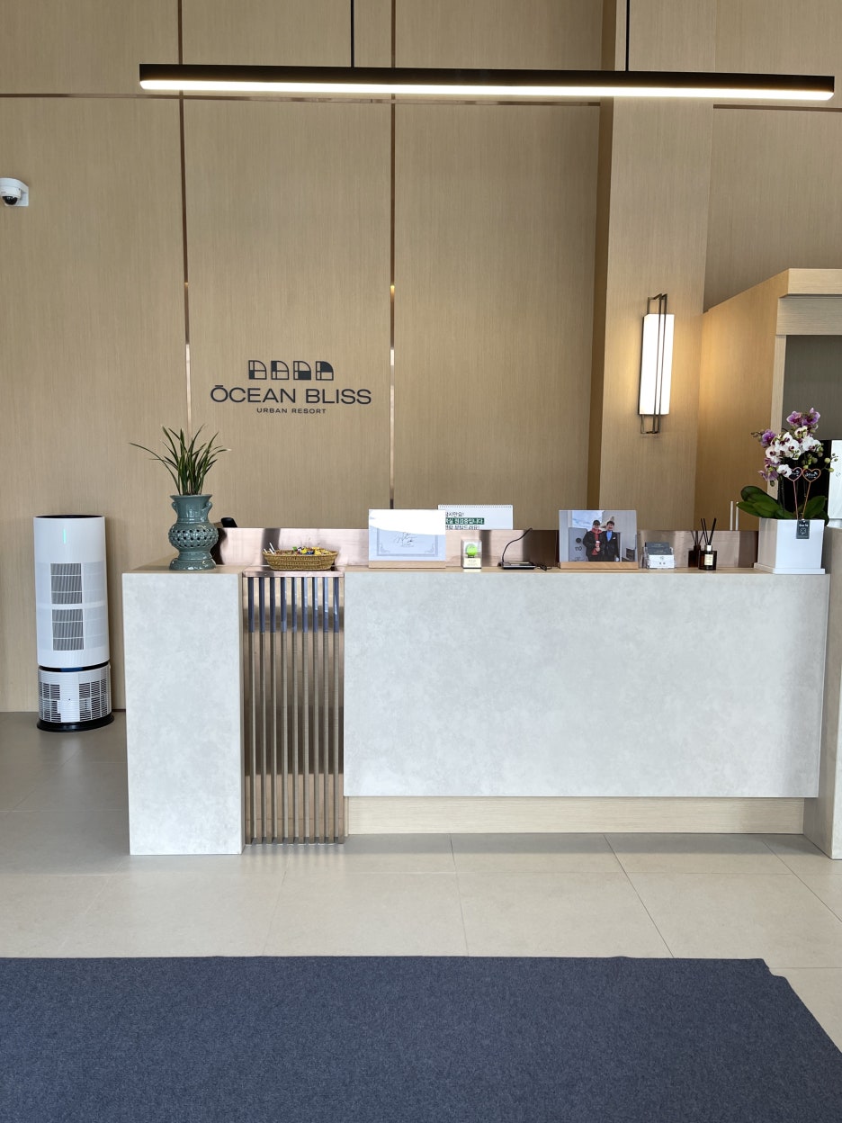 Ocean Bliss reception lobby - hotel-style front desk check-in