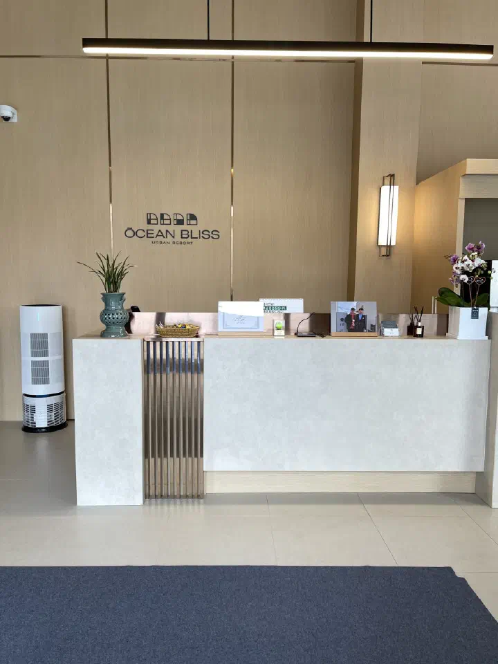 Ocean Bliss reception lobby - hotel-style front desk check-in