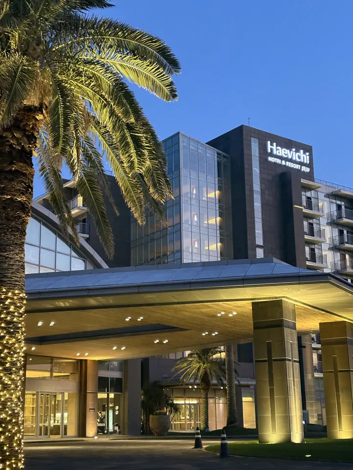 Illuminated main entrance of Haevichi Hotel & Resort Jeju in Pyoseon at night