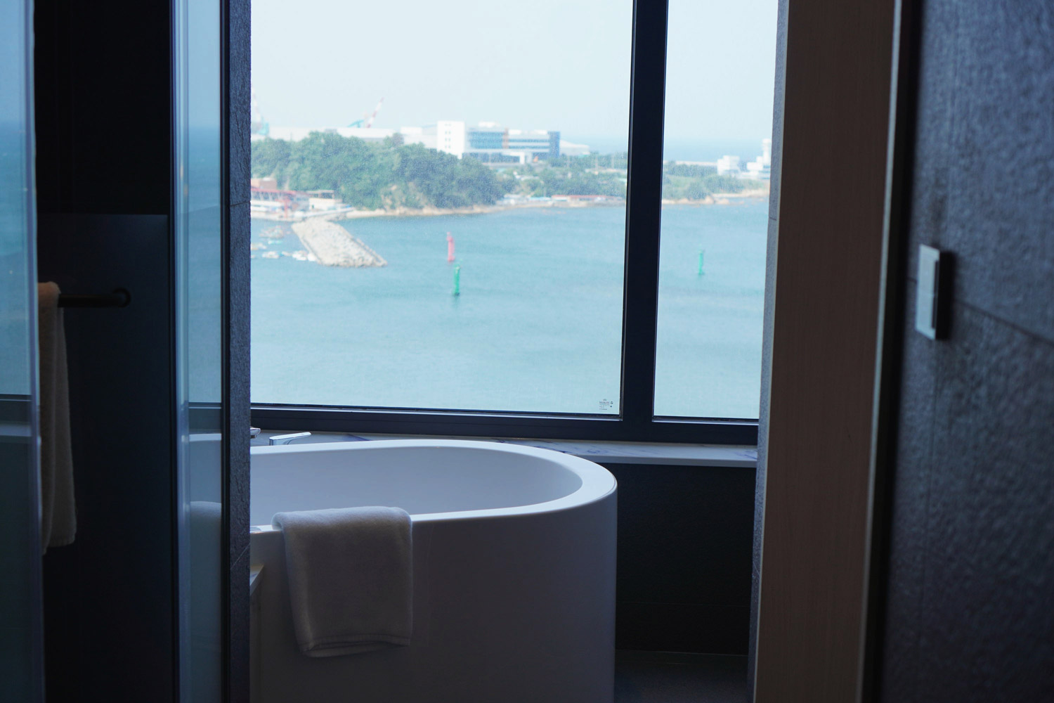 Tanibay Hotel deep soaking bathtub facing the ocean window
