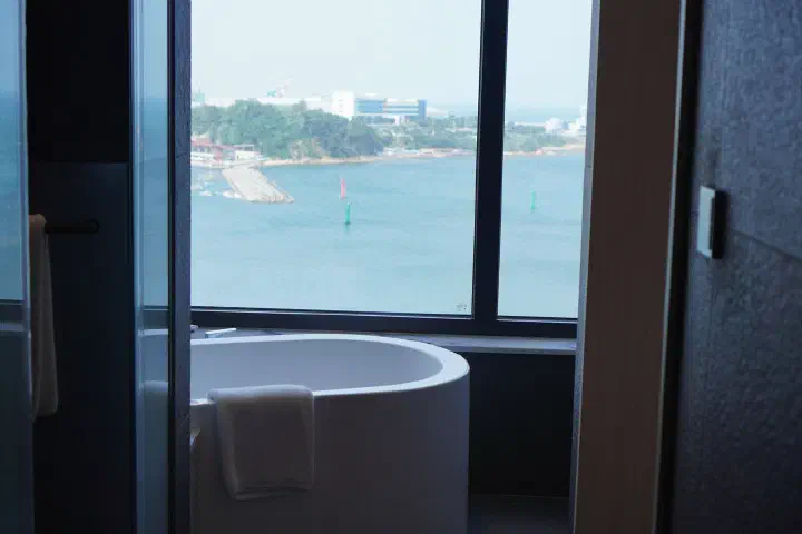 울산 타니베이호텔 욕조 오션뷰 일산지 창문