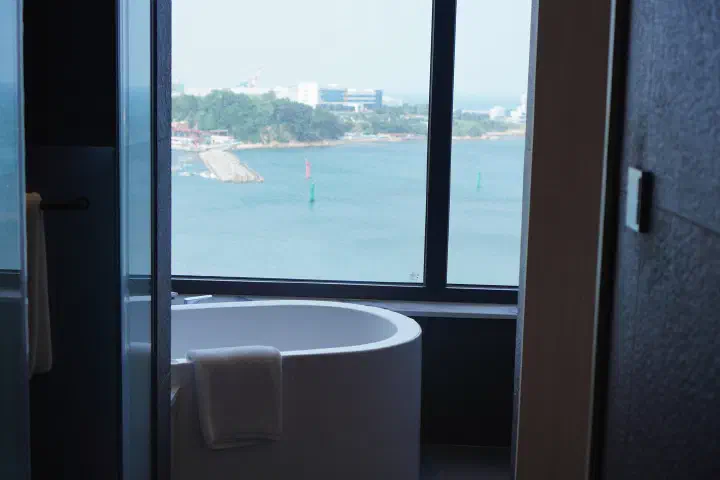 Tanibay Hotel deep soaking bathtub facing the ocean window