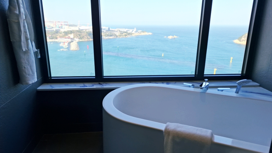 Tanibay Hotel bathtub panoramic view of Ilsan bay and Daewangam