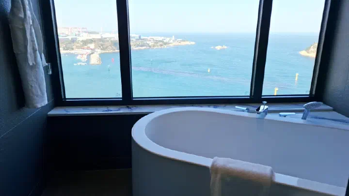 Tanibay Hotel bathtub panoramic view of Ilsan bay and Daewangam