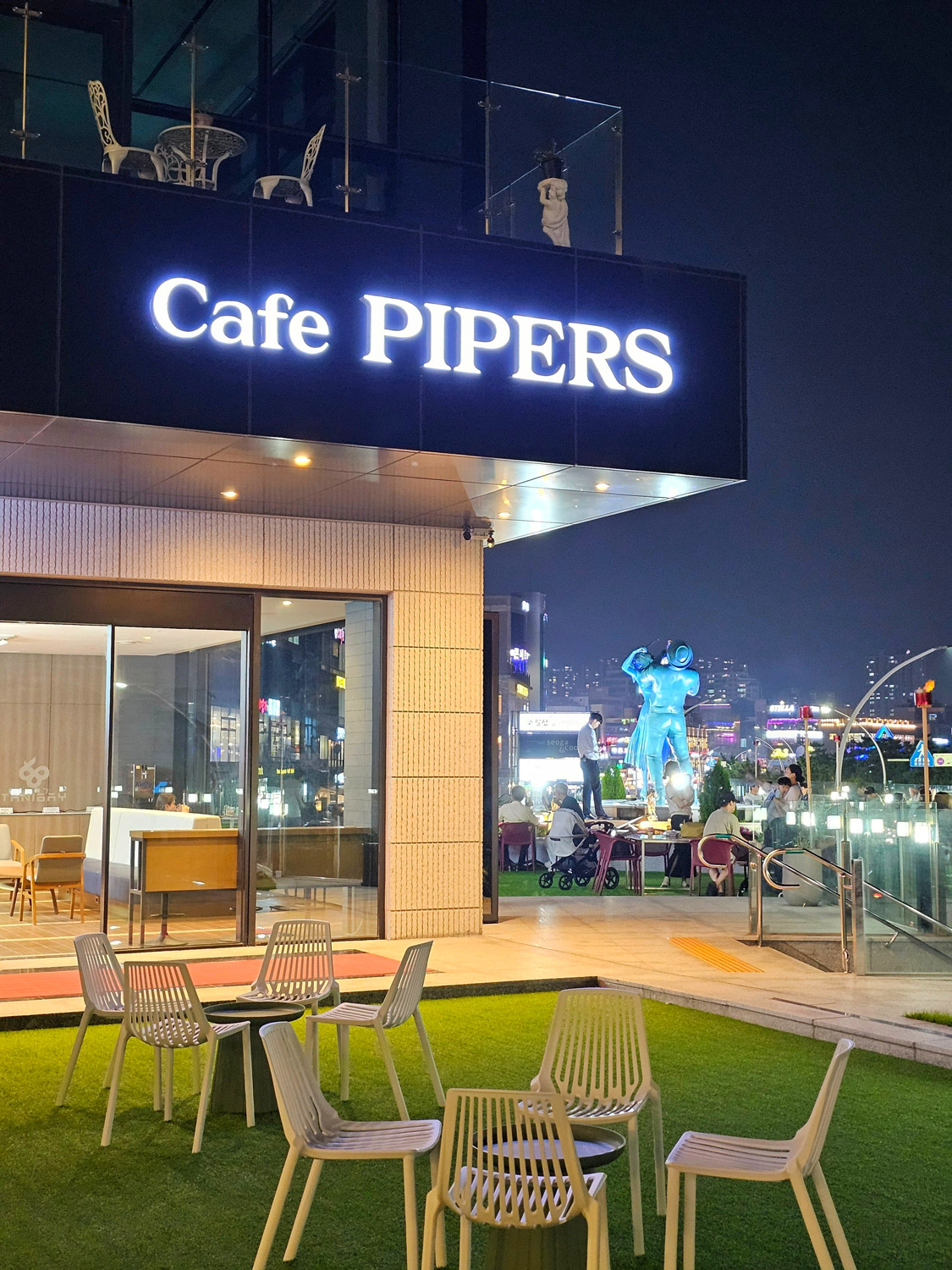 Cafe Pipers outdoor pub at Tanibay Hotel at night