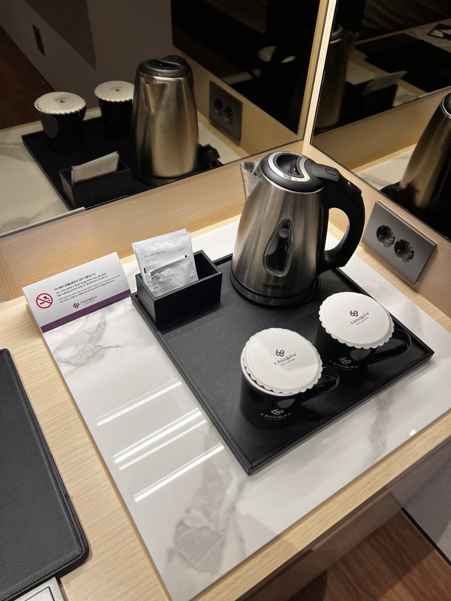 Tanibay Hotel kettle, mugs and tea bag set on island table