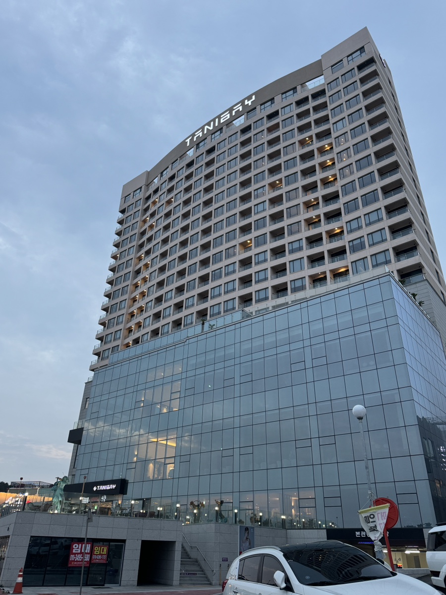 Tanibay Hotel Ulsan facade in the evening light