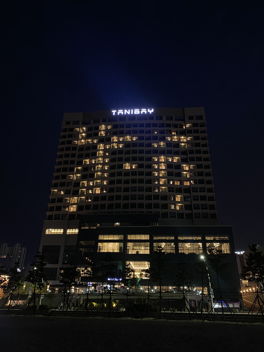 Tanibay Hotel Ulsan exterior at night with illuminated sign