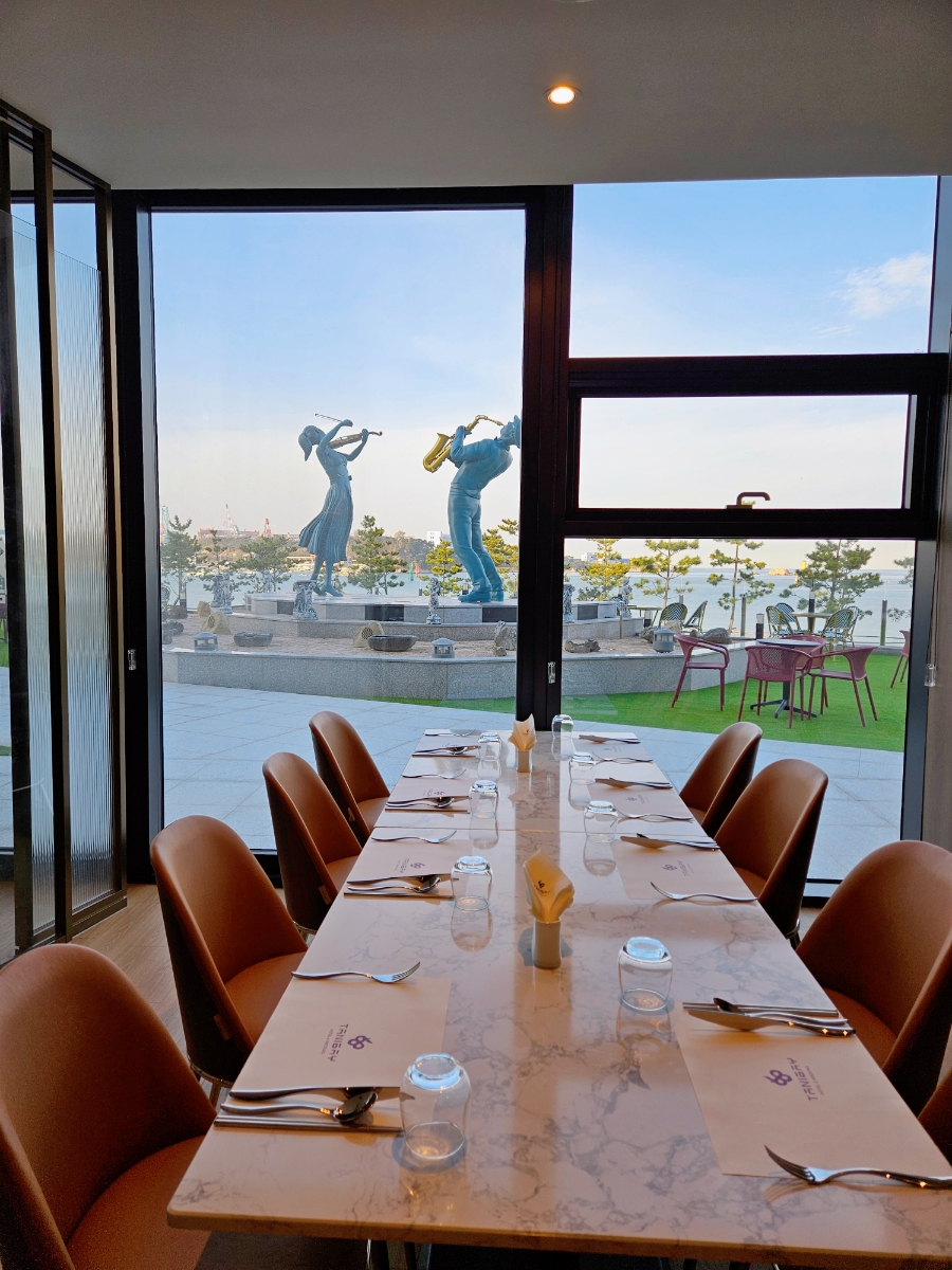 Private dining room at Saehae with sculpture and sea view