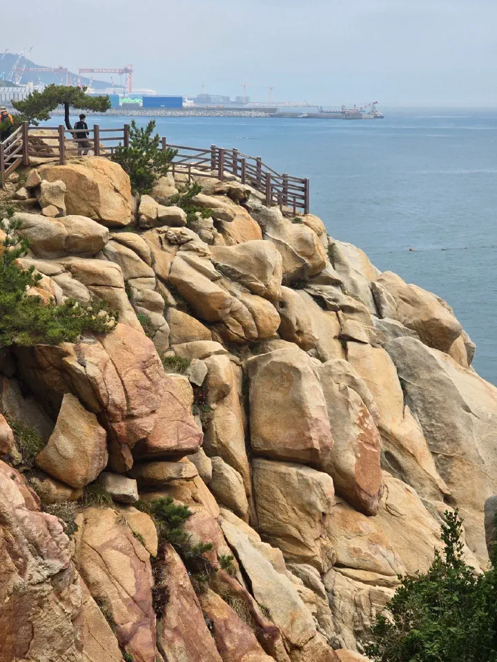 대왕암공원 붉은빛 기암괴석 해안