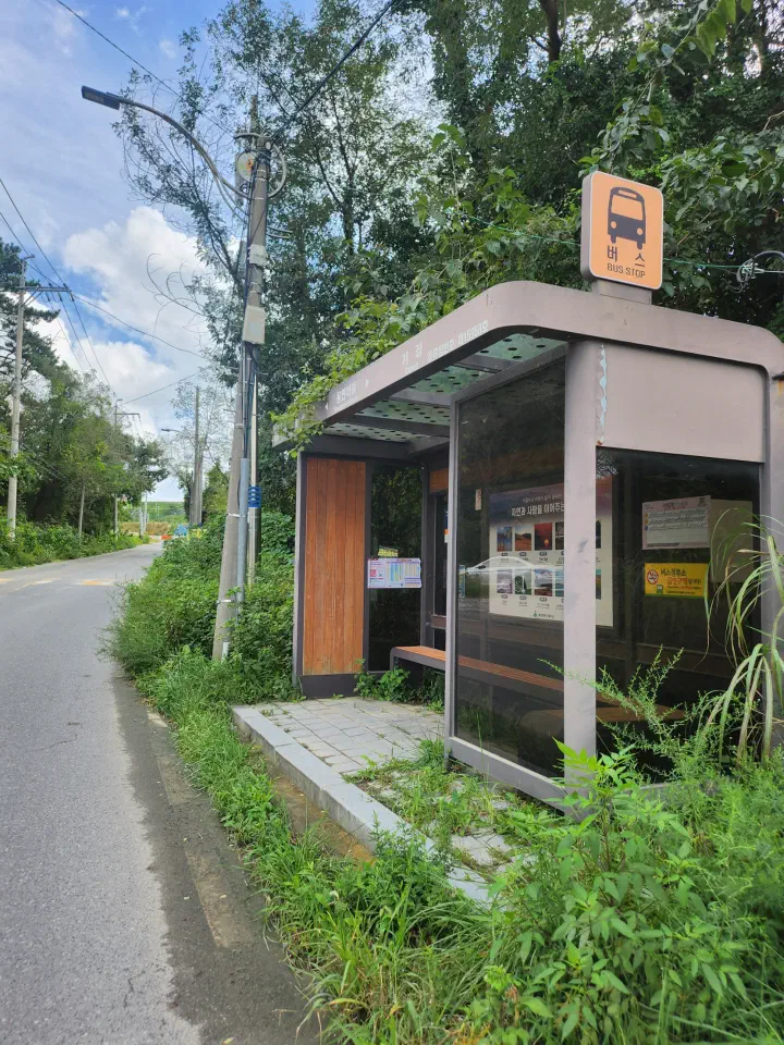 A rural bus stop for the 715 near Ganjeolgot