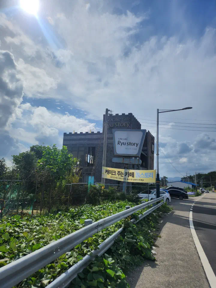 Sea-view cafés lining the road to Ganjeolgot