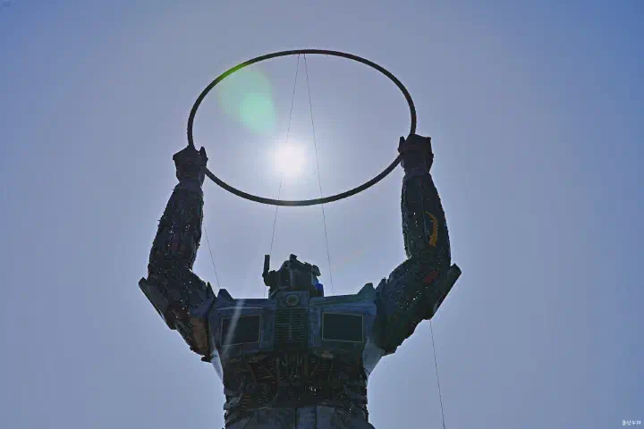 The Solarbot robot sculpture at Ganjeolgot, arms raised toward the sun